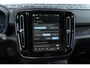 Volvo EX40 Single Motor Extended Range Plus Black Ed. 82 kWh | Adaptieve Cruise Control | Harman Kardon Audio | Stoel-/Stuurverwarming | Parkeercamera | Dodehoek Detectie | Pixel LED | Elektr. Verst. Stoelen + Geheugen | Donker Getint Glas | Warmtepomp |