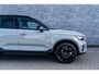 Volvo EX40 Single Motor Extended Range Plus Black Ed. 82 kWh | Adaptieve Cruise Control | Harman Kardon Audio | Stoel-/Stuurverwarming | Parkeercamera | Dodehoek Detectie | Pixel LED | Elektr. Verst. Stoelen + Geheugen | Donker Getint Glas | Warmtepomp |