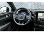 Volvo EX40 Single Motor Extended Range Plus Black Ed. 82 kWh | Adaptieve Cruise Control | Harman Kardon Audio | Stoel-/Stuurverwarming | Parkeercamera | Dodehoek Detectie | Pixel LED | Elektr. Verst. Stoelen + Geheugen | Donker Getint Glas | Warmtepomp |