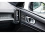 Volvo EX40 Single Motor Extended Range Plus Black Ed. 82 kWh | Adaptieve Cruise Control | Harman Kardon Audio | Stoel-/Stuurverwarming | Parkeercamera | Dodehoek Detectie | Pixel LED | Elektr. Verst. Stoelen + Geheugen | Donker Getint Glas | Warmtepomp |