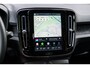 Volvo EX40 Single Motor Extended Range Plus Black Ed. 82 kWh | Adaptieve Cruise Control | Harman Kardon Audio | Stoel-/Stuurverwarming | Parkeercamera | Dodehoek Detectie | Pixel LED | Elektr. Verst. Stoelen + Geheugen | Donker Getint Glas | Warmtepomp |