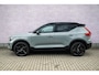 Volvo EX40 Single Motor Extended Range Plus Black Ed. 82 kWh | Adaptieve Cruise Control | Harman Kardon Audio | Stoel-/Stuurverwarming | Parkeercamera | Dodehoek Detectie | Pixel LED | Elektr. Verst. Stoelen + Geheugen | Donker Getint Glas | Warmtepomp |