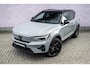Volvo EX40 Single Motor Extended Range Plus Black Ed. 82 kWh | Adaptieve Cruise Control | Harman Kardon Audio | Stoel-/Stuurverwarming | Parkeercamera | Dodehoek Detectie | Pixel LED | Elektr. Verst. Stoelen + Geheugen | Donker Getint Glas | Warmtepomp |