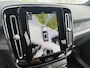 Volvo EX40 Single Motor Extended Range Plus Black Ed. 82 kWh | Adaptieve Cruise Control | Harman Kardon Audio | Stoel-/Stuurverwarming | 360 Parkeercamera | Dodehoek Detectie | Pixel LED | Elektr. Verst. Stoelen + Geheugen | Donker Getint Glas | Warmtepomp |