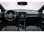Volvo EX40 Single Motor Extended Range Plus Black Ed. 82 kWh | Adaptieve Cruise Control | Harman Kardon Audio | Stoel-/Stuurverwarming | 360 Parkeercamera | Dodehoek Detectie | Pixel LED | Elektr. Verst. Stoelen + Geheugen | Donker Getint Glas | Warmtepomp |