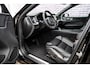 Volvo XC60 2.0 T6 Plug-in Hybrid AWD Plus Black Edition | Gratis Trekhaak | Harman Kardon Audio | Head-up Display | 360 Graden Camera | Panoramadak | Lichtmetalen Velgen 21 inch | Elektrisch Verstelbare Voorstoelen | Keyless Entry | BLIS