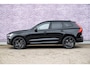 Volvo XC60 2.0 T6 Plug-in Hybrid AWD Plus Black Edition | Gratis Trekhaak | Harman Kardon Audio | Head-up Display | 360 Graden Camera | Panoramadak | Lichtmetalen Velgen 21 inch | Elektrisch Verstelbare Voorstoelen | Keyless Entry | BLIS