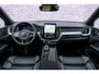Volvo XC60 2.0 T6 Plug-in Hybrid AWD Plus Black Edition | Gratis Trekhaak | Harman Kardon Audio | Head-up Display | 360 Graden Camera | Panoramadak | Lichtmetalen Velgen 21 inch | Elektrisch Verstelbare Voorstoelen | Keyless Entry | BLIS