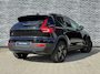 Volvo EX40 Single Motor Extended Range Plus Black Ed. 82 kWh | Adaptieve Cruise Control | Harman Kardon Audio | Stoel-/Stuurverwarming | Parkeercamera | Dodehoek Detectie | Pixel LED | Elektr. Verst. Stoelen + Geheugen | Donker Getint Glas | Warmtepomp |