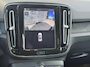 Volvo EX40 Single Motor Extended Range Plus Black Ed. 82 kWh | Adaptieve Cruise Control | Harman Kardon Audio | Stoel-/Stuurverwarming | Parkeercamera | Dodehoek Detectie | Pixel LED | Elektr. Verst. Stoelen + Geheugen | Donker Getint Glas | Warmtepomp |