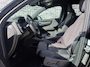 Volvo EX40 Single Motor Extended Range Plus Black Ed. 82 kWh | Adaptieve Cruise Control | Harman Kardon Audio | Stoel-/Stuurverwarming | Parkeercamera | Dodehoek Detectie | Pixel LED | Elektr. Verst. Stoelen + Geheugen | Donker Getint Glas | Warmtepomp |
