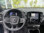 Volvo EX40 Single Motor Extended Range Plus Black Ed. 82 kWh | Adaptieve Cruise Control | Harman Kardon Audio | Stoel-/Stuurverwarming | Parkeercamera | Dodehoek Detectie | Pixel LED | Elektr. Verst. Stoelen + Geheugen | Donker Getint Glas | Warmtepomp |