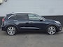 Kia Niro Hybrid 1.6 GDi DynamicLine Navigatie, Privacy glass, 18" LMV, Smart Key, Parkeersensoren voor + achter, Achteruitrijcamera