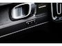 Volvo EX40 Single Motor Extended Range Plus Black Ed. 82 kWh | Adaptieve Cruise Control | Harman Kardon Audio | Stoel-/Stuurverwarming | Parkeercamera | Dodehoek Detectie | Pixel LED | Elektr. Verst. Stoelen + Geheugen | Donker Getint Glas | Warmtepomp |