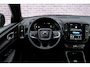 Volvo EX40 Single Motor Extended Range Plus Black Ed. 82 kWh | Adaptieve Cruise Control | Harman Kardon Audio | Stoel-/Stuurverwarming | Parkeercamera | Dodehoek Detectie | Pixel LED | Elektr. Verst. Stoelen + Geheugen | Donker Getint Glas | Warmtepomp |