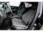 Volvo EX40 Single Motor Extended Range Plus Black Ed. 82 kWh | Adaptieve Cruise Control | Harman Kardon Audio | Stoel-/Stuurverwarming | Parkeercamera | Dodehoek Detectie | Pixel LED | Elektr. Verst. Stoelen + Geheugen | Donker Getint Glas | Warmtepomp |