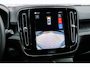 Volvo EX40 Single Motor Extended Range Plus Black Ed. 82 kWh | Adaptieve Cruise Control | Harman Kardon Audio | Stoel-/Stuurverwarming | Parkeercamera | Dodehoek Detectie | Pixel LED | Elektr. Verst. Stoelen + Geheugen | Donker Getint Glas | Warmtepomp |