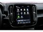 Volvo EX40 Single Motor Extended Range Plus Black Ed. 82 kWh | Adaptieve Cruise Control | Harman Kardon Audio | Stoel-/Stuurverwarming | Parkeercamera | Dodehoek Detectie | Pixel LED | Elektr. Verst. Stoelen + Geheugen | Donker Getint Glas | Warmtepomp |