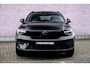 Volvo EX40 Single Motor Extended Range Plus Black Ed. 82 kWh | Adaptieve Cruise Control | Harman Kardon Audio | Stoel-/Stuurverwarming | Parkeercamera | Dodehoek Detectie | Pixel LED | Elektr. Verst. Stoelen + Geheugen | Donker Getint Glas | Warmtepomp |