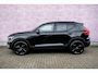 Volvo EX40 Single Motor Extended Range Plus Black Ed. 82 kWh | Adaptieve Cruise Control | Harman Kardon Audio | Stoel-/Stuurverwarming | Parkeercamera | Dodehoek Detectie | Pixel LED | Elektr. Verst. Stoelen + Geheugen | Donker Getint Glas | Warmtepomp |