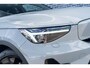 Volvo EX40 Single Motor Extended Range Plus Black Ed. 82 kWh | Adaptieve Cruise Control | Harman Kardon Audio | Stoel-/Stuurverwarming | Parkeercamera | Dodehoek Detectie | Pixel LED | Elektr. Verst. Stoelen + Geheugen | Donker Getint Glas | Warmtepomp |