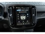 Volvo EX40 Single Motor Extended Range Plus Black Ed. 82 kWh | Adaptieve Cruise Control | Harman Kardon Audio | Stoel-/Stuurverwarming | Parkeercamera | Dodehoek Detectie | Pixel LED | Elektr. Verst. Stoelen + Geheugen | Donker Getint Glas | Warmtepomp |