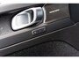 Volvo EX40 Single Motor Extended Range Plus Black Ed. 82 kWh | Adaptieve Cruise Control | Harman Kardon Audio | Stoel-/Stuurverwarming | Parkeercamera | Dodehoek Detectie | Pixel LED | Elektr. Verst. Stoelen + Geheugen | Donker Getint Glas | Warmtepomp |