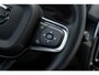 Volvo EX40 Single Motor Extended Range Plus Black Ed. 82 kWh | Adaptieve Cruise Control | Harman Kardon Audio | Stoel-/Stuurverwarming | Parkeercamera | Dodehoek Detectie | Pixel LED | Elektr. Verst. Stoelen + Geheugen | Donker Getint Glas | Warmtepomp |