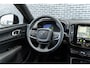 Volvo EX40 Single Motor Extended Range Plus Black Ed. 82 kWh | Adaptieve Cruise Control | Harman Kardon Audio | Stoel-/Stuurverwarming | Parkeercamera | Dodehoek Detectie | Pixel LED | Elektr. Verst. Stoelen + Geheugen | Donker Getint Glas | Warmtepomp |