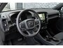 Volvo EX40 Single Motor Extended Range Plus Black Ed. 82 kWh | Adaptieve Cruise Control | Harman Kardon Audio | Stoel-/Stuurverwarming | Parkeercamera | Dodehoek Detectie | Pixel LED | Elektr. Verst. Stoelen + Geheugen | Donker Getint Glas | Warmtepomp |