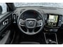 Volvo EX40 Single Motor Extended Range Plus Black Ed. 82 kWh | Adaptieve Cruise Control | Harman Kardon Audio | Stoel-/Stuurverwarming | Parkeercamera | Dodehoek Detectie | Pixel LED | Elektr. Verst. Stoelen + Geheugen | Donker Getint Glas | Warmtepomp |