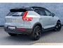 Volvo EX40 Single Motor Extended Range Plus Black Ed. 82 kWh | Adaptieve Cruise Control | Harman Kardon Audio | Stoel-/Stuurverwarming | Parkeercamera | Dodehoek Detectie | Pixel LED | Elektr. Verst. Stoelen + Geheugen | Donker Getint Glas | Warmtepomp |
