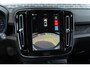 Volvo EX40 Single Motor Extended Range Plus Black Ed. 82 kWh | Adaptieve Cruise Control | Harman Kardon Audio | Stoel-/Stuurverwarming | Parkeercamera | Dodehoek Detectie | Pixel LED | Elektr. Verst. Stoelen + Geheugen | Donker Getint Glas | Warmtepomp |