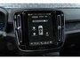 Volvo EX40 Single Motor Extended Range Plus Black Ed. 82 kWh | Adaptieve Cruise Control | Harman Kardon Audio | Stoel-/Stuurverwarming | Parkeercamera | Dodehoek Detectie | Pixel LED | Elektr. Verst. Stoelen + Geheugen | Donker Getint Glas | Warmtepomp |