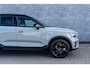 Volvo EX40 Single Motor Extended Range Plus Black Ed. 82 kWh | Adaptieve Cruise Control | Harman Kardon Audio | Stoel-/Stuurverwarming | Parkeercamera | Dodehoek Detectie | Pixel LED | Elektr. Verst. Stoelen + Geheugen | Donker Getint Glas | Warmtepomp |