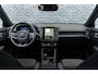 Volvo EX40 Single Motor Extended Range Plus Black Ed. 82 kWh | Adaptieve Cruise Control | Harman Kardon Audio | Stoel-/Stuurverwarming | Parkeercamera | Dodehoek Detectie | Pixel LED | Elektr. Verst. Stoelen + Geheugen | Donker Getint Glas | Warmtepomp |
