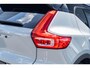 Volvo EX40 Single Motor Extended Range Plus Black Ed. 82 kWh | Adaptieve Cruise Control | Harman Kardon Audio | Stoel-/Stuurverwarming | Parkeercamera | Dodehoek Detectie | Pixel LED | Elektr. Verst. Stoelen + Geheugen | Donker Getint Glas | Warmtepomp |