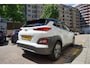 Hyundai Kona Electric EV Premium 64 kWh | SOH 99.2% | Trekhaak | Leer | Adaptive + Lane + Blindspot | Premium Audio + Apple + All Season banden | Dealer onderhouden