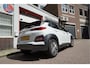 Hyundai Kona Electric EV Premium 64 kWh | SOH 99.2% | Trekhaak | Leer | Adaptive + Lane + Blindspot | Premium Audio + Apple + All Season banden | Dealer onderhouden