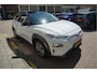Hyundai Kona Electric EV Premium 64 kWh | SOH 99.2% | Trekhaak | Leer | Adaptive + Lane + Blindspot | Premium Audio + Apple + All Season banden | Dealer onderhouden