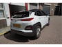 Hyundai Kona Electric EV Premium 64 kWh | SOH 99.2% | Trekhaak | Leer | Adaptive + Lane + Blindspot | Premium Audio + Apple + All Season banden | Dealer onderhouden