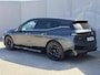 BMW iX M60 Excellence 112 kWh / SOH 94% / 2500kg Trekgewicht / Wegklapbare Trekhaak / Panoramadak Sky Lounge / 22"/ Soft Close / Bowers & Wilkins / Head Up Display / Elektr. Stoelen / Luxe Lederen Bekleding / Stoel Ventilatie & Stoelverwarming /