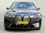 BMW iX M60 Excellence 112 kWh / SOH 94% / 1e eigenaars auto / Schadevrij / BTW Auto /  2500kg Trekgewicht / Wegklapbare Trekhaak / Panoramadak Sky Lounge / 22"/ Soft Close / Bowers & Wilkins / Head Up Display / Elektr. Stoelen / Luxe Lederen Bekleding / Stoel Ventilatie & Stoelverwarming /