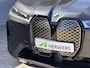 BMW iX M60 Excellence 112 kWh / SOH 94% / 2500kg Trekgewicht / Wegklapbare Trekhaak / Panoramadak Sky Lounge / 22"/ Soft Close / Bowers & Wilkins / Head Up Display / Elektr. Stoelen / Luxe Lederen Bekleding / Stoel Ventilatie & Stoelverwarming /