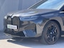BMW iX M60 Excellence 112 kWh / SOH 94% / 2500kg Trekgewicht / Wegklapbare Trekhaak / Panoramadak Sky Lounge / 22"/ Soft Close / Bowers & Wilkins / Head Up Display / Elektr. Stoelen / Luxe Lederen Bekleding / Stoel Ventilatie & Stoelverwarming /