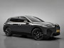 BMW iX M60 Excellence 112 kWh / SOH 94% / 1e eigenaars auto / Schadevrij / BTW Auto / 2500kg Trekgewicht / Wegklapbare Trekhaak / Panoramadak Sky Lounge / 22"/ Soft Close / Bowers & Wilkins / Head Up Display / Elektr. Stoelen / Luxe Lederen Bekleding / Stoel Ventilatie & Stoelverwarming /