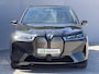 BMW iX M60 Excellence 112 kWh / SOH 94% / 2500kg Trekgewicht / Wegklapbare Trekhaak / Panoramadak Sky Lounge / 22"/ Soft Close / Bowers & Wilkins / Head Up Display / Elektr. Stoelen / Luxe Lederen Bekleding / Stoel Ventilatie & Stoelverwarming /