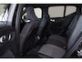 Volvo XC40 B3 Plus Black Edition - IntelliSafe Assist & Surround - 360º Camera - Harman/Kardon audio - Verwarmde voorstoelen & stuur - Parkeersensoren voor & achter - Elektr. bedienb. voorstoelen met geheugen links - Draadloze tel. lader - Standkachel - Extra getint glas - 20' LMV