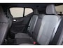 Volvo XC40 B3 Plus Black Edition - IntelliSafe Assist & Surround - 360º Camera - Harman/Kardon audio - Verwarmde voorstoelen & stuur - Parkeersensoren voor & achter - Elektr. bedienb. voorstoelen met geheugen links - Draadloze tel. lader - Standkachel - Extra getint glas - 20' LMV