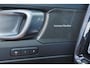 Volvo XC40 B3 Plus Black Edition - IntelliSafe Assist & Surround - 360º Camera - Harman/Kardon audio - Verwarmde voorstoelen & stuur - Parkeersensoren voor & achter - Elektr. bedienb. voorstoelen met geheugen links - Draadloze tel. lader - Standkachel - Extra getint glas - 20' LMV